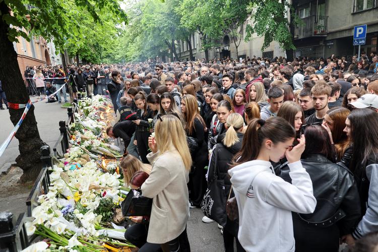     People gather to pay tribute near the school where a mass shooting was carried out by a boy who opened fire on others, killing fellow students and staff in Belgrade, Serbia, May 4, 2023. REUTERS/Antonio Bronic   Foto: Antonio Bronic/Ritzau Scanpix