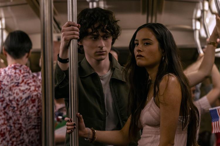 De er unge, de er smukke, de er desperat kedelige. Selv de to fattige unge fra Long Island, spillet af Chase Sui Wonders og Wyatt Oleff. 
 Still Pr-foto