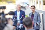 Regionsrådsformand Anders Kühnau (S) samt regionsdirektør Pernille Blach Hansen. Region Midtjylland holdt doorstep om direktionens vurdering af det ledelsesmæssige ansvar i sagen om ventetider på tarmkræftbehandling på Aarhus Universitetshospital tirsdag den 2. maj 2023. Foto: Mikkel Berg Pedersen/Ritzau Scanpix