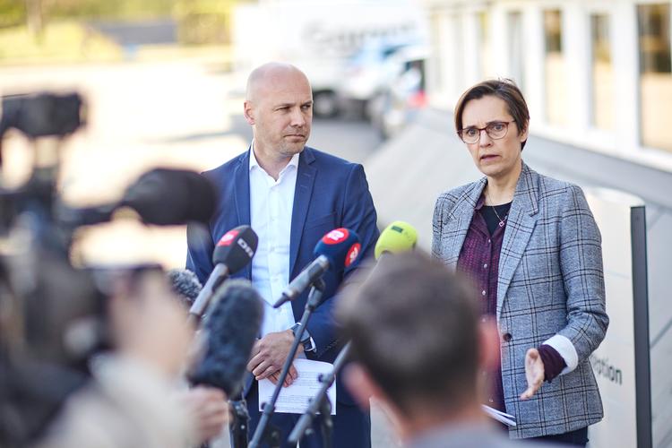 Regionsrådsformand Anders Kühnau (S) samt regionsdirektør Pernille Blach Hansen. Region Midtjylland holdt doorstep om direktionens vurdering af det ledelsesmæssige ansvar i sagen om ventetider på tarmkræftbehandling på Aarhus Universitetshospital tirsdag den 2. maj 2023. Foto: Mikkel Berg Pedersen/Ritzau Scanpix