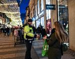 Parkeringsvagterne i Aarhus står til at blive fyret og genansat med forringede vilkår, fordi de skal have nye arbejdsopgaver. Det fik de også under corona, hvor de skulle sørge for, at folk holdt til højre på strøget. Foto: Ernst van Norde