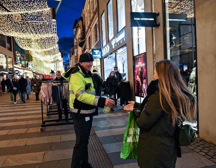 Parkeringsvagterne i Aarhus står til at blive fyret og genansat med forringede vilkår, fordi de skal have nye arbejdsopgaver. Det fik de også under corona, hvor de skulle sørge for, at folk holdt til højre på strøget. Foto: Ernst van Norde