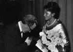 Det var et afgørende øjeblik i operahistorien og i borgerretshistorien, da Bayreuthfestivalens chef, Wolfgang Wagner, bukkede foran den purunge Grace Bumbry i anerkendelse af hendes helt særlige indsats. Her ved åbningen af festivalen i 1963. Foto: AP/Ritzau Scanpix