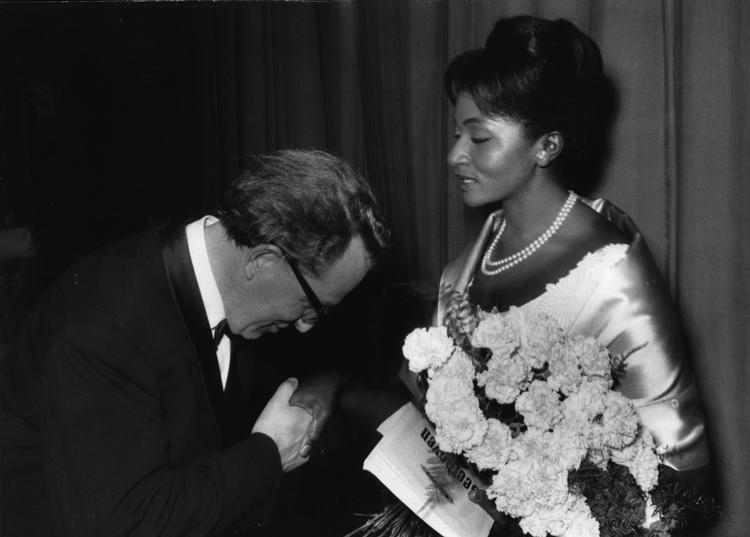 Det var et afgørende øjeblik i operahistorien og i borgerretshistorien, da Bayreuthfestivalens chef, Wolfgang Wagner, bukkede foran den purunge Grace Bumbry i anerkendelse af hendes helt særlige indsats. Her ved åbningen af festivalen i 1963. Foto: AP/Ritzau Scanpix
