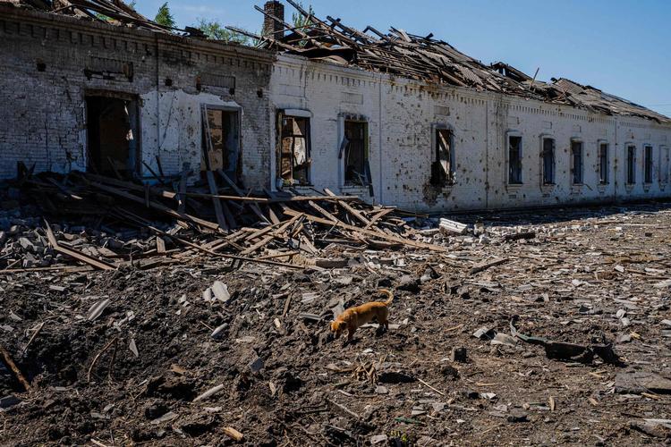 Livet nær fronten er ikke ufarligt. Her er en ejendom i Orikhiv ramt af et luftangreb. 
 Foto: Dimitar Dilkoff/Ritzau Scanpix