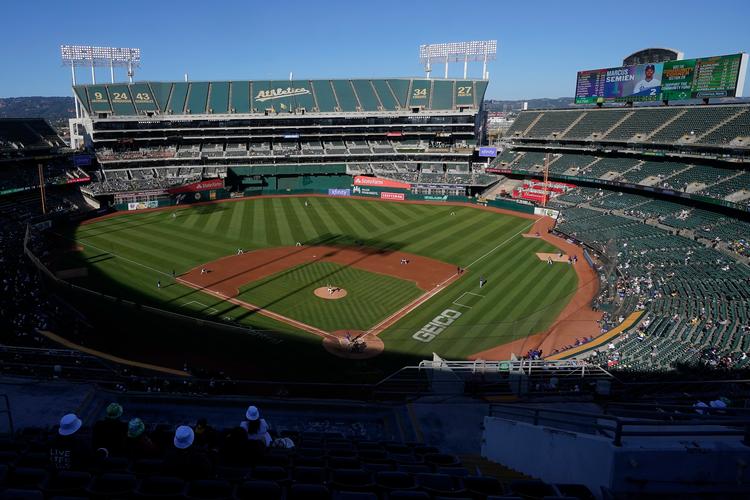 Oakland Coliseum er blevet et billede på sportsbyens forfald. Athletics har i denne sæson haft kampe med kun 2.500 tilskuere på et stadion med plads til 55.000. Foto: Jeff Chiu/Ritzau Scanpix