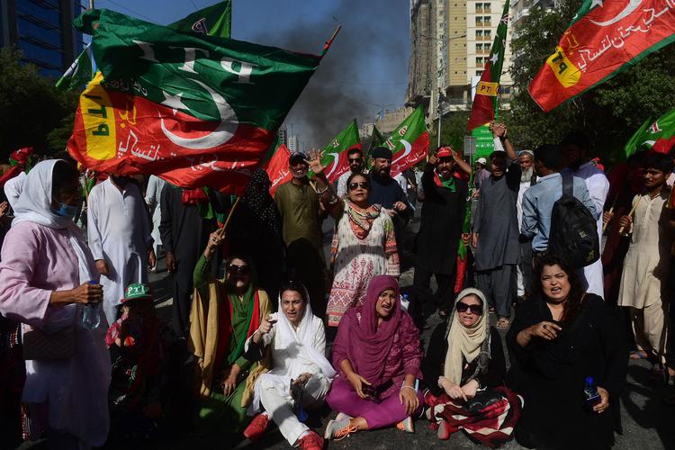Tilhængere af Pakistans tidligere premierminister Imran Khan protesterer over anholdelsen i Karachi. Foto: Asif Hassan/Ritzau Scanpix