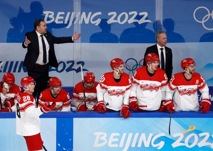 I februar 2022 førte Heinz Ehlers (til venstre) Danmark til et af de største ishockey-resultater, da danskerne nåede kvartfinalen ved vinter-OL i Beijing. Nu skal landstræneren i gang med sin sidste opgave, før han stopper: VM i Finland.  Foto: Jonathan Ernst/Ritzau Scanpix