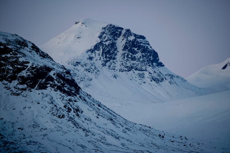 Kvanefjeld i Sydgrønland har et meget stort indhold af de kritiske mineraler, som i fremtiden vil være nødvendige for den grønne omstilling. Men de lokale beboere frygter, at en mine kan udsætte dem for radioaktiv bestråling. Foto: Valdemar Ren