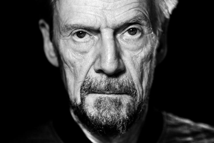 Skuespiller Jesper Christensen har boet i København hele sit liv.  Og har med sit »furede, hverdagsmatrede fjæs« været en del af vores alle sammens tilværelse på film og tv i snart et halvt århundrede.  Foto: Jacob Ehrbahn