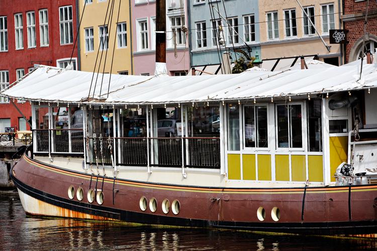 Fra Oranjes øverste dæk er der fri udsigt til solen og Nyhavn. Foto: Martin Lehmann
