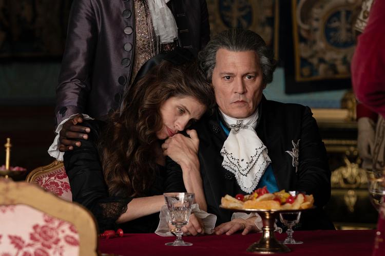 Johnny Depp spiller Ludvig XV (1710-1774) og Maïwenn Le Besco - som også har instrueret - hans elskerinde Madame du Barry (1743-1793) i filmen 'Jeanne du Barry', som åbner årets filmfestival i Cannes.  Foto: Stephanie Branchu/Why Not Productions