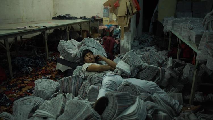 Det myldrer af liv og mennesker og glæde og aggression i sweatshoppen i 'Youth (Spring)'. Foto: Les Films Fauves