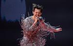 Der var også masser af glimmer, da Harry Styles optrådte ved Grammy-uddelingen i Los Angeles i februar. Ved koncerten i Horsens lørdag var pressefotografer forment adgang. Arkivfoto Mario Anzuoni