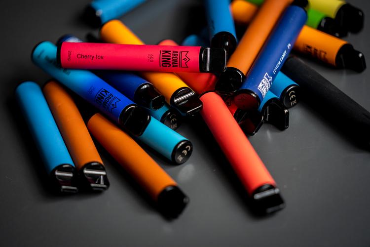 En typisk puff bar indeholder omkring 20 milligram nikotin, mens en typisk cigaret indeholder 12 milligram.  Foto: Ida Marie Odgaard/Ritzau Scanpix