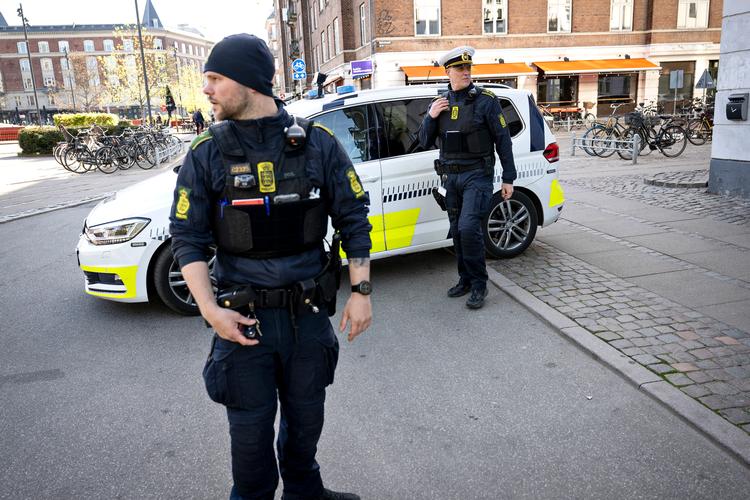 Københavns Politi afspærrede et område på Vesterbro, efter at en mand blev fundet død ved Enghavevej og Ny Carlsbergvej tirsdag den 9. maj 2023. Foto: Nils Meilvang/Ritzau Scanpix