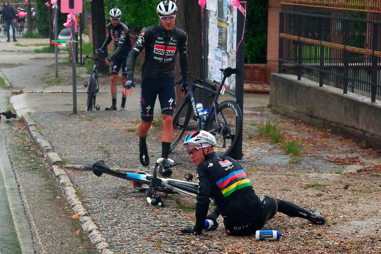 Giro d'Italia favoritten Remco Evenepoel måtte to gange i jorden under femte etape af den italienske rundtur. Foto: Luca Bettini/Ritzau Scanpix