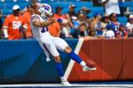 Matt Araiza nåede kun at optræde én gang for Buffalo Bills. Det var i en træningskamp i august 2022, hvor han vakte opsigt med en punt på 82 yards. Her ses han under opvarmningen til den efterfølgende kamp mod Denver Broncos, hvor han dog ikke kom på banen. Foto: Adrian Kraus/Ritzau Scanpix
