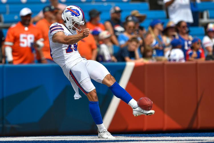 Matt Araiza nåede kun at optræde én gang for Buffalo Bills. Det var i en træningskamp i august 2022, hvor han vakte opsigt med en punt på 82 yards. Her ses han under opvarmningen til den efterfølgende kamp mod Denver Broncos, hvor han dog ikke kom på banen. Foto: Adrian Kraus/Ritzau Scanpix