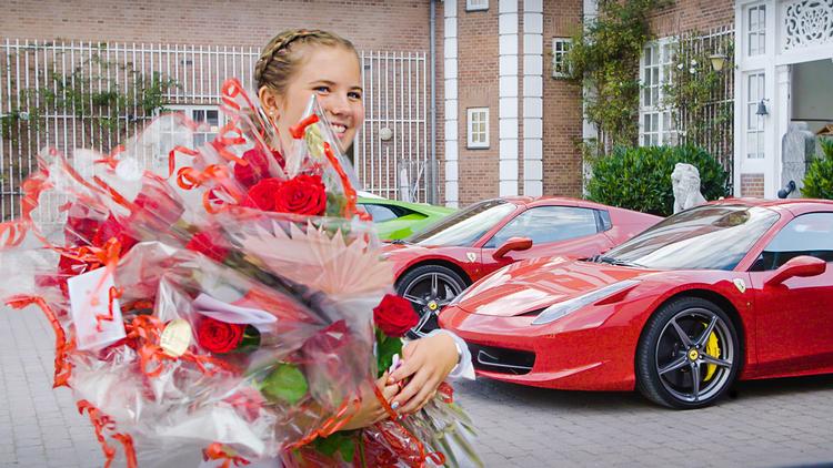 En af de medvirkende i DR's program om konfirmationen holder sin fest på en herregård, og der indgår selvfølgelig også en Ferrari i festlighederne.  Foto: The Compound