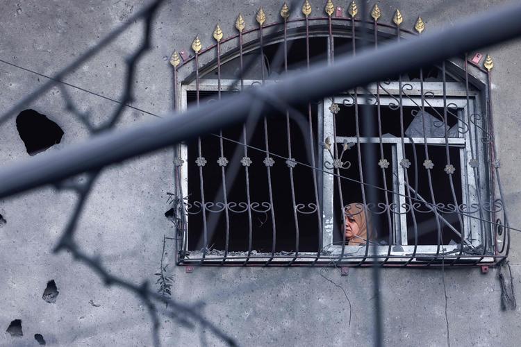  Palæstinensisk kvinde kigger ud for at se resultatet af et israelsk bombardement i byen Beit Lahya i Gaza-striben. Foto: Mohammed Abed/Ritzau Scanpix