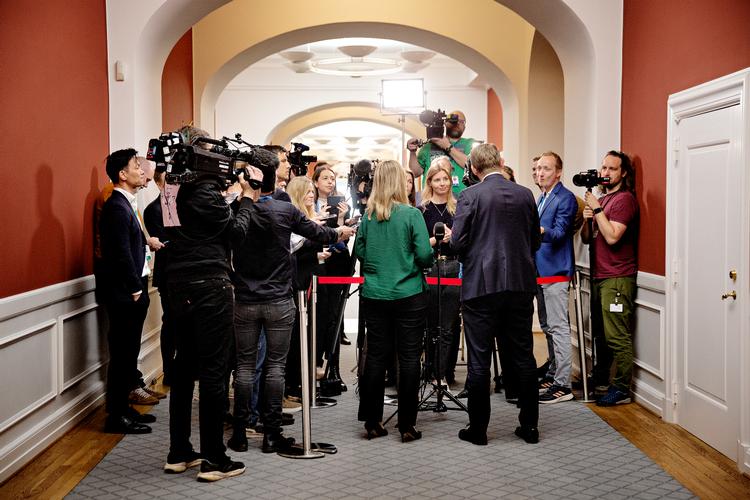 Kort efter Jakob Ellemann-Jensen på Facebook havde annonceret, at han planlægger at vende tilbage 1. august, samlede vikarerne Troels Lund Poulsen og Stephanie Lose pressen på Christiansborg.  Foto: Martin Lehmann