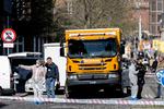Københavns Politi afspærrede et område på Vesterbro, efter at en mand blev fundet død ved Enghavevej og Ny Carlsbergvej tirsdag den 9. maj 2023. Foto: Nils Meilvang/Ritzau Scanpix
