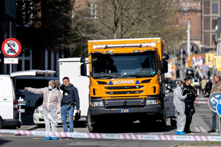 Københavns Politi afspærrede et område på Vesterbro, efter at en mand blev fundet død ved Enghavevej og Ny Carlsbergvej tirsdag den 9. maj 2023. Foto: Nils Meilvang/Ritzau Scanpix