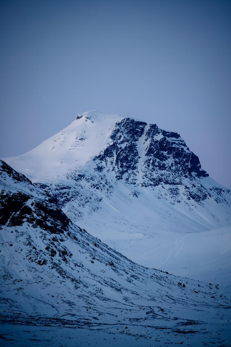Kvanefjeld i Sydgrønland har et meget stort indhold af de kritiske mineraler, som i fremtiden vil være nødvendige for den grønne omstilling. Men de lokale beboere frygter, at en mine kan udsætte dem for radioaktiv bestråling. Foto: Valdemar Ren