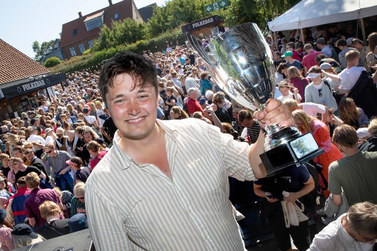 Simon Fendinge Olsen løb med sejren ved DM i debat sidste år.  Han synes, at det er vigtigt at give publikum en på opleveren, når debatten går i gang.  Foto: Finn Frandsen