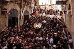 Familie og venner bærer kisten med Shireen Abu Akleh, der var journalist for Al Jazeera, gennem gaderne i Jerusalem i forbindelse med hendes begravelse 13. maj 2022. Abu Akleh menes at være blevet dræbt af Israel, men omstændighederne omkring de skud, der dræbte hende, er fortsat genstand for debat. Foto: Ammar Awad/Ritzau Scanpix