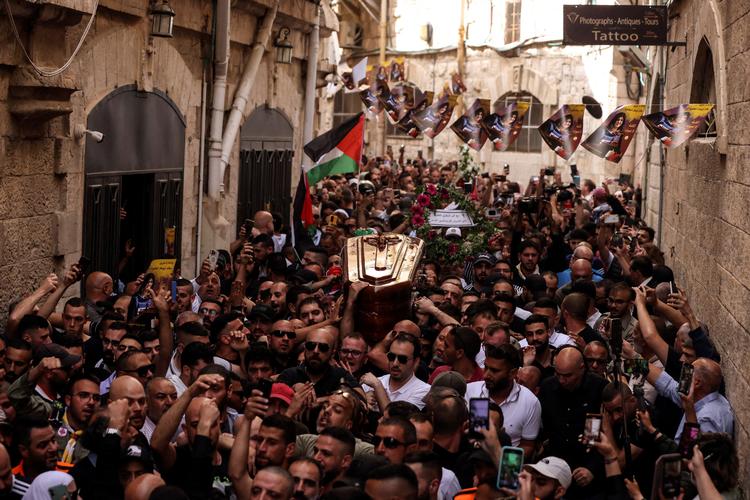 Familie og venner bærer kisten med Shireen Abu Akleh, der var journalist for Al Jazeera, gennem gaderne i Jerusalem i forbindelse med hendes begravelse 13. maj 2022. Abu Akleh menes at være blevet dræbt af Israel, men omstændighederne omkring de skud, der dræbte hende, er fortsat genstand for debat. Foto: Ammar Awad/Ritzau Scanpix
