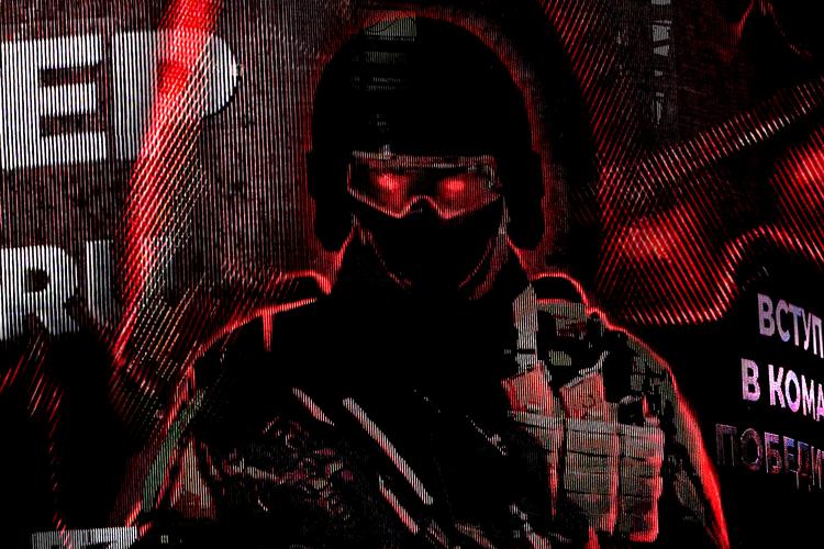 En reklame for Wagner-gruppen i Moskva. Ifølge tænketanken Institute for the Study of War er der alvorlige kurrer på tråden mellem Wagner-gruppen og det russiske forsvar. Ikke mindst når det gælder ukrainernes modoffensiv. Foto: Natalia Kolesnikova/Ritzau Scanpix 