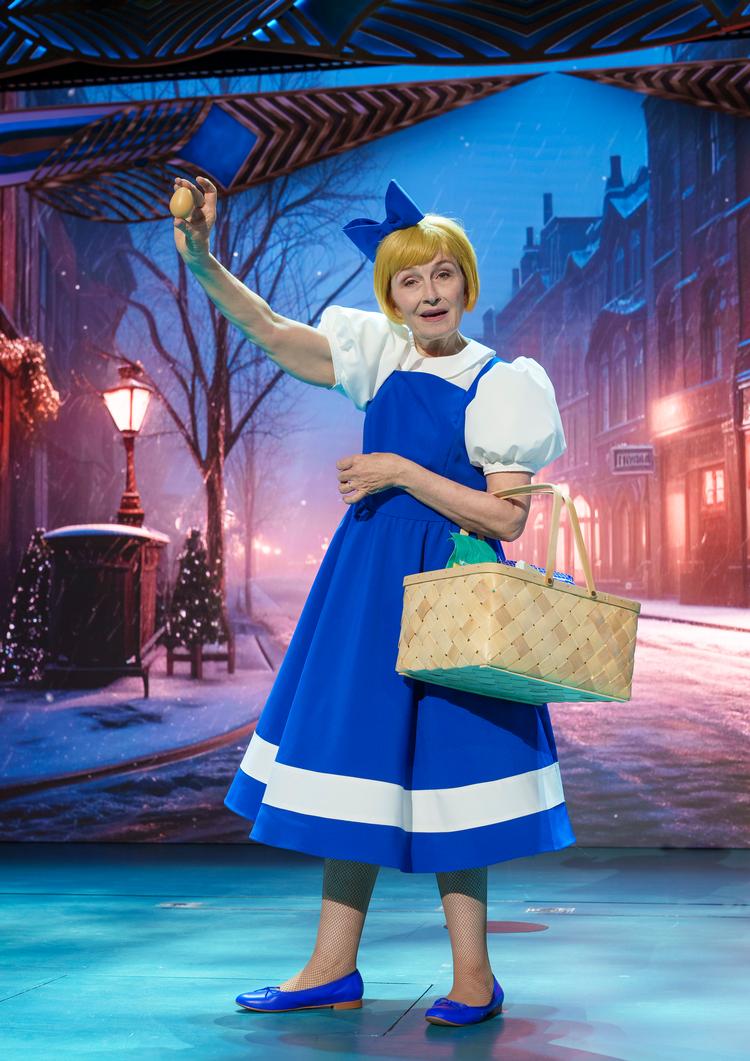 Bodil Jørgensen spiller den lille Irmapige med svovlstikkerne, der bukker under for lavprisfiksering og ikke mindst hykleri.  Foto: Henrik Petit