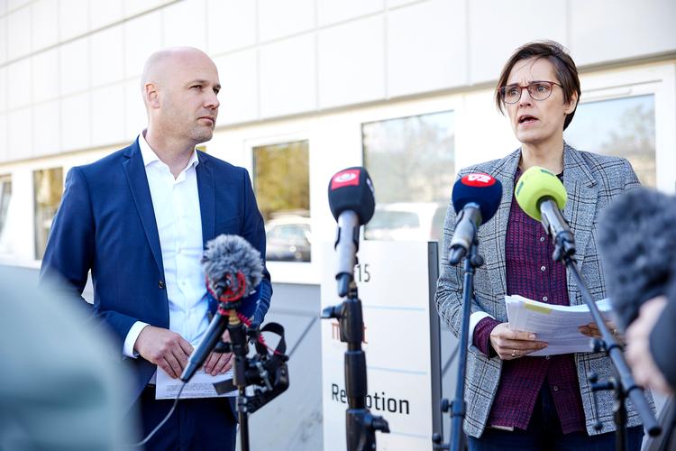     Regionsrådsformand Anders Kühnau (S) samt regionsdirektør Pernille Blach Hansen. Region beklager dybt. Har de ikke selv et ansvar? Foto: Mikkel Berg Pedersen/Ritzau Scanpix