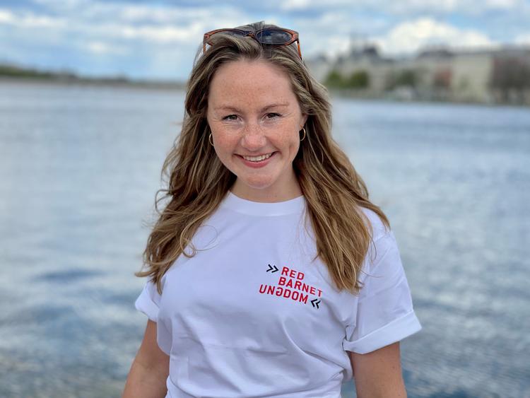 I sommermånederne kører forkvinde for Red Barnet Ungdom Caroline Wegens på en næsten 70 år gammel Vespa, som hendes far har sat i stand til hende.  