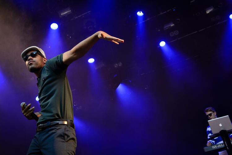     Koncert: Ukendt Kunstner (rapper Hans Philip m. mikrofon og producer Jens Ole Wowk McCoy bag computer) på Bøgescenen / Bøgescenerne Danmarks Smukkeste Festival ved Skanderborg (Smukfest 2015 - Skanderborg Festival 2015)   Foto: Philip Davali