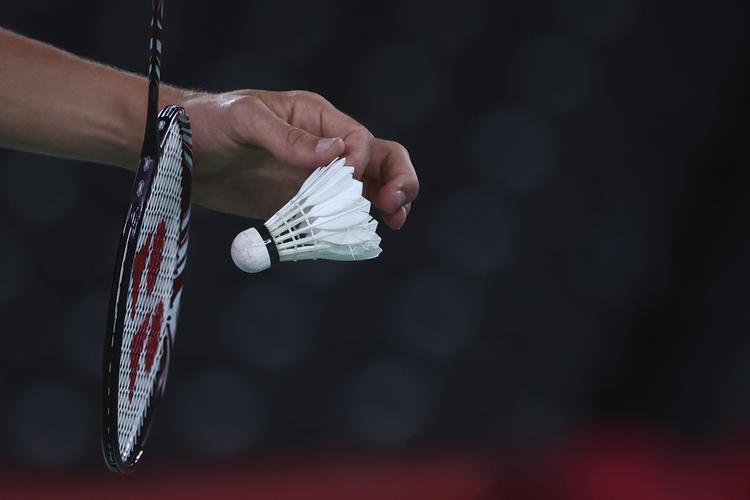 Sådan her server de fleste i badminton. Men danske Marcus Rindshøj har opfundet en serv, hvor spilleren holder på korkproppen i bunden og rammer fjerene, så fjerbolden skruer og bliver enormt svær at returnere. Så svær, at serven nu er blevet gjort forbudt foreløbig frem til 29. maj. Foto: Leonhard Foeger/Ritzau Scanpix