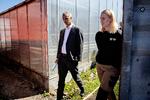 Undervisningsminister Mattias Tesfaye (S) besøgte i mandags FGU-skolen i Køge og talte med eleven Laura Felborg, der arbejder med planter. Netop FGU'erne ser han som et værktøj til at hjælpe unge uden uddannelse eller job. Foto: Martin Lehmann