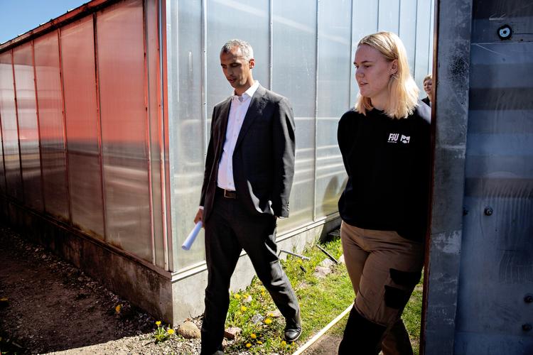 Undervisningsminister Mattias Tesfaye (S) besøgte i mandags FGU-skolen i Køge og talte med eleven Laura Felborg, der arbejder med planter. Netop FGU'erne ser han som et værktøj til at hjælpe unge uden uddannelse eller job. Foto: Martin Lehmann
