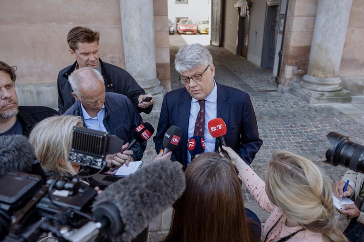 Claus Hjort Frederiksens advokat René Offersen blev omringet af årvågne journalister, da han kom ud fra retsmødet i Københavns Byret.  Foto: Christian Falck Wolff