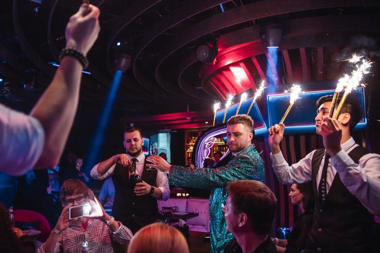 En flask Dom Perignon til omkring 8.000 kroner bliver serveret på Chalet Berezka, en russisk restaurant og natklub, i Dubai.  Foto: Andrea Dicenzo/Ritzau Scanpix
