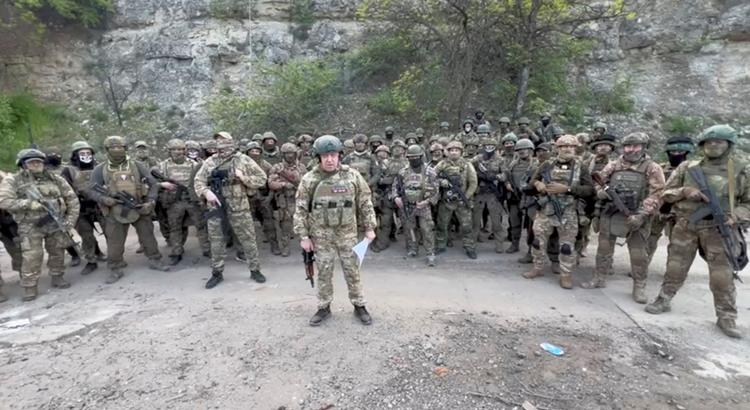 Lederen af Wagner-gruppen, Jevgenij Prigozjin, fotograferet ved, hvad der angives at være et sted ved fronten mellem Ukraine og de russisk besattte områder 5. maj. Sammen med sig soldater fra den private lejehær.  Foto: Press Service Of Concord/Ritzau Scanpix