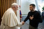 Ukraines præsident, Volodymyr Zelenskyj, var lørdag i audiens hos pave Frans i Vatikanet. Søndag drager han til Berlin. Tidligere på dagen mødtes Zelenskyj med Italiens præsident, Sergio Mattarella, og ministerpræsident Giorgia Meloni. Foto: Handout/Ritzau Scanpix