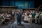 Med tenoren Niels Jørgen Riis som en skrøbelig, smukt syngende Peter Grimes i titelpartiet ændrer outsiderrollen i Brittens opera sig. 