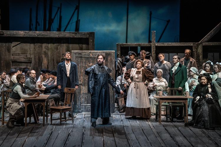 Med tenoren Niels Jørgen Riis som en skrøbelig, smukt syngende Peter Grimes i titelpartiet ændrer outsiderrollen i Brittens opera sig. 