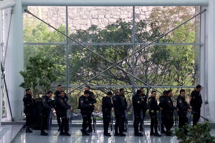 Politiet står klar til at tage hånd om eventuelle uroligheder i forbindelse med valget i Tyrkiet. Foto: Cagla Gurdogan/Ritzau Scanpix