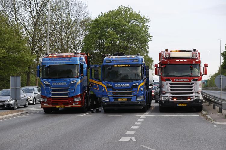 Ved Hillerødmotorvejens afslutning er der mandag morgen blokade, beretter Politikens fotograf på stedet. Foto: Jens Dresling