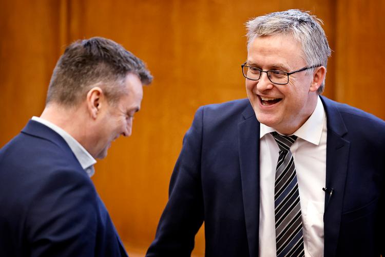 Minister for fødevarer, landbrug og fiskeri Jacob Jensen (V) (th.) i samtale med Socialdemokratiets gruppeformand, Leif Lahn Jensen.   Foto: Jens Dresling