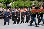 Sidste mandag var Belarus' leder Aleksandr Lukasjenko (yderst t.v.) sammen med flere andre præsidenter med til at lægge blomster ved den ukendte soldats grav i Moskva under russernes fejring af Sejrsdagen. Foto: Sputnik/Ritzau Scanpix